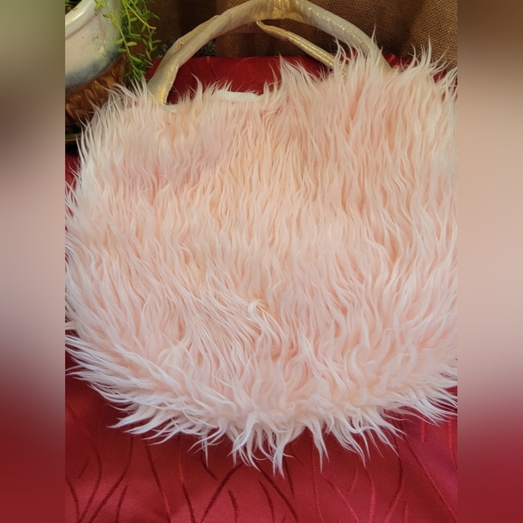 Pink fuzzy purse - Picture 5 of 10